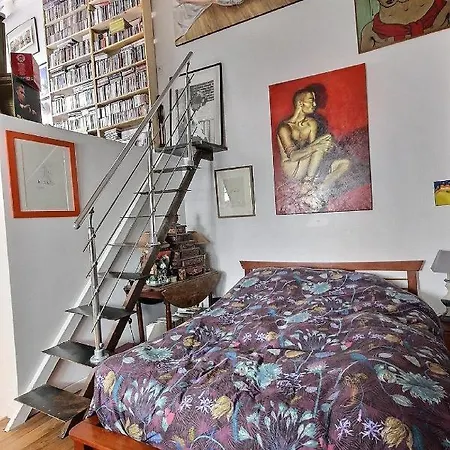Ideal For Single Or Couple Wanting Calm In A Lively Area *