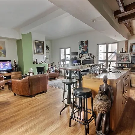 Ideal For Single Or Couple Wanting Calm In A Lively Area *