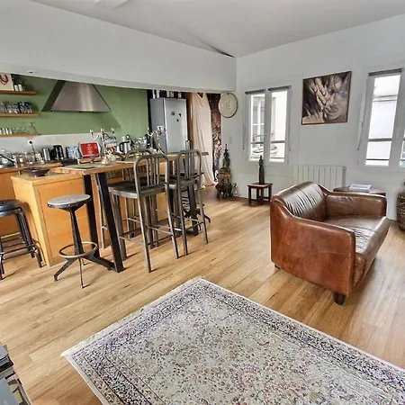 Ideal For Single Or Couple Wanting Calm In A Lively Area Apartment