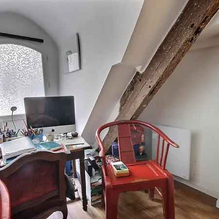 Apartment Ideal For Single Or Couple Wanting Calm In A Lively Area Paris