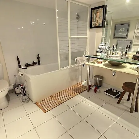 Apartment Ideal For Single Or Couple Wanting Calm In A Lively Area *